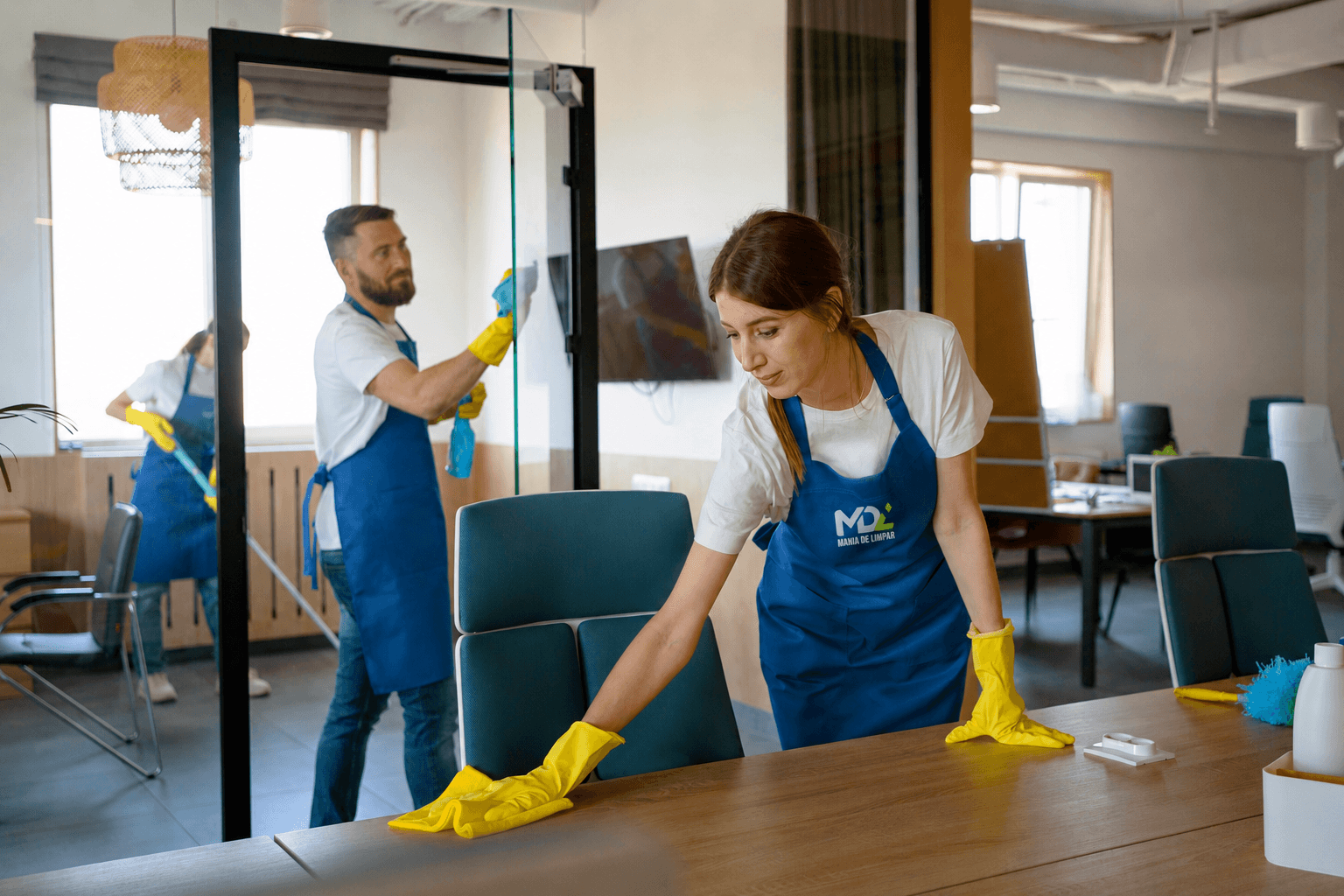 Equipe da Mania de Limpar uniformizada limpando um escritório corporativo
